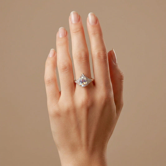 14K 1.95ct Pear Shape Moonstone 0.16cttw VS White Diamonds Ring