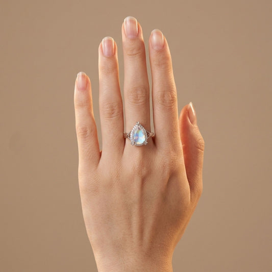 14K 3.09ct Pear Shape Moonstone 0.20cttw White Diamonds Ring