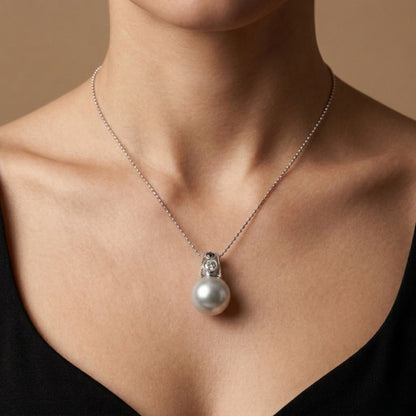 18K 13mm Freshwater White Pearl 0.19ct Round Black Diamond 0.11ct White Diamonds Necklace