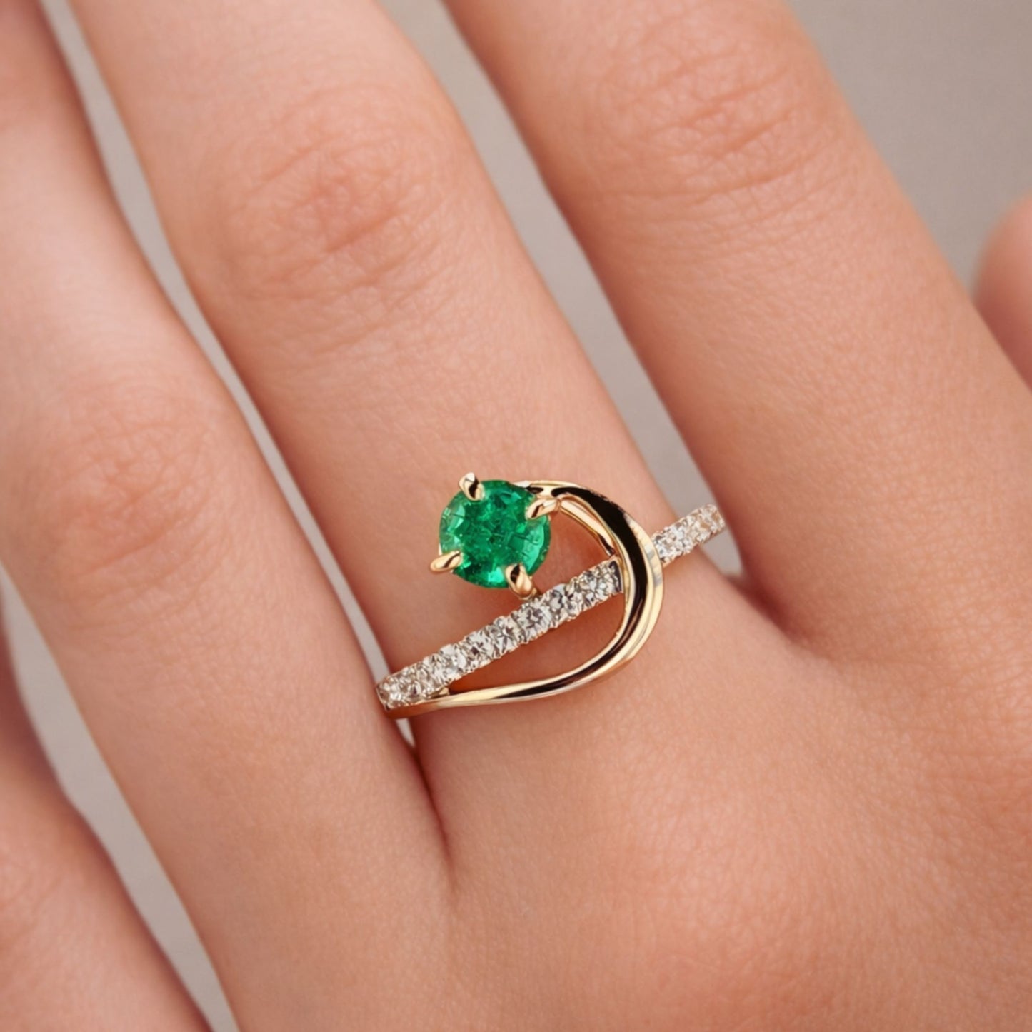 14K 0.50ct Round Colombian Emerald 0.26cttw VS White Diamonds Ring